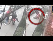 لصان على دراجة نارية يسحلان فتاة أثناء محاولتهما سرقتها بأمريكا