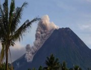 ثوران بركان سيميرو في إندونيسيا والسلطات تحذر السكان من الاقتراب