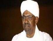 نقل الرئيس السوداني السابق البشير ووزير دفاعه من السجن إلى المستشفى