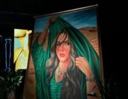 لوحة فنية بملامح نجدية تبرز الثقافة السعودية في معرض المجوهرات