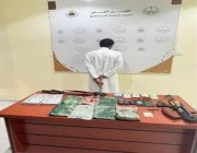 القبض على شخص بحوزته مواد مخدرة وسلاحان ناريان وذخيرة حية في بيشة