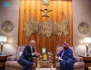ولي العهد يستقبل رئيس الوزراء الأردني