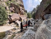 “مدني جازان” يُنقذ مخالفاً لنظام أمن الحدود سقط من منطقة جبلية