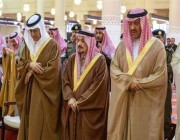 أمير الرياض يؤدي صلاة الميت على أحمد السديري