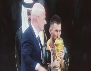 مرتديا “البشت الخليجي”.. ليونيل ميسي يرفع كأس العالم 2022 بقميص الأرجنتين