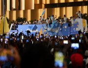 بعد التتويج بكأس العالم.. منتخب الأرجنتين يحتفل مع الجماهير في درب لوسيل (فيديو)