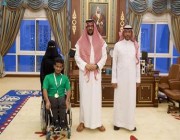 نائب أمير منطقة المدينة المنورة يستقبل لاعب المنتخب السعودي لذوي الإعاقة ماجد البلوي