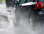 “المرور” ينصح بالقيادة بسرعة منخفضة أثناء هطول الأمطار