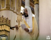 شاهد.. الصعود الأول للشيخ أحمد الحذيفي إلى منبر المسجد النبوي