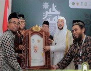 مجلس علماء إندونيسيا يمنح وزير الشؤون الإسلامية بالمملكة وسام الاستحقاق