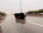 فيديو.. نجاة شابين من دهــس سيارة خارجة عن السيطرة بسبب الأمطار