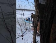 إنقاذ غزال علق بالثلوج في كندا