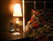 النوم في غرفة مضيئة يهددك بمرض خطير