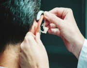 تحذير من «الغذاء والدواء» لمستخدمي سماعات الأذن الطبية عند استخدام الجوال