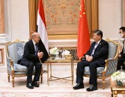 رئيس مجلس القيادة الرئاسي اليمني يلتقي الرئيس الصيني