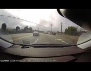 سائق متهور يصطدم بسيارة أثناء الدوران بطريق سريع في كاليفورنيا ثم يهرب