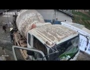 سقوط شاحنة تحمل خلاطة أسمنت وانقلابها في موقع بناء