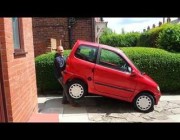 شاب يرفع سيارة صغيرة من الخلف بسهولة في إنجلترا