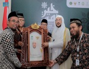 مجلس العلماء بجمهورية إندونيسيا يمنح وزير الشؤون الإسلامية وسام الاستحقاق من الطبقة الأولى للشخصية المؤثرة
