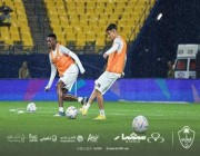تأخُّر انطلاق مباراة النصر والطائي بسبب الأمطار (فيديو)