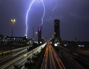 استمرار هطول أمطار غزيرة على مدينة الرياض (فيديو)