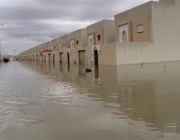 قوارب الدفاع المدني تخلي سكان مشروع “بوابة الشرق” بالرياض بعد غرق منازلهم