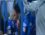 “ميشيل” يدخل في نوبة بكاء بعد خروجه مصابًا من مباراة أبها (فيديو)