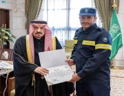 أمير الرياض يكرم المشاركين من منسوبي الدفاع المدني في عملية البحث عن المفقودين جراء الظروف الجوية
