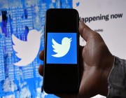“تويتر” يعيد العلامة الزرقاء لمستخدمين صاروا في العالم الآخر