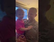 رد فعل عائلة أمريكية فوجئت بعودة الأب المجند إلى المنزل