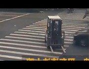سائق رافعة شوكية متهور يتسبب في حـادث مروّع عند إشارة المرور