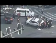 صينيون يتعاونون لإزاحة سيارة لإنقاذ رجل عالق أسفلها