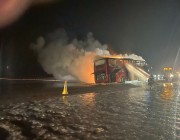 “مدني عفيف” يخمد حريقًا في حافلة دون إصابات