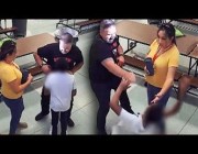 مدير مدرسة بأمريكا يدفع بعنف طالباً من ذوي الاحتياجات الخاصة
