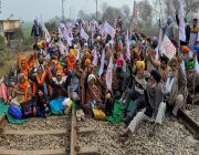 مزارعون هنود يقطعون خطوط السكك الحديدية في ولاية البنجاب