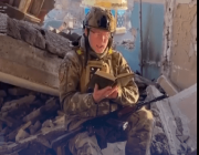 مفتي مسلمي أوكرانيا يقرأ سورة الفتح في أرض المعركة بالزي العسكري والسلاح (فيديو)