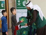توزيع حقائب مدرسية وسلال غذائية على اللاجئين والمحتاجين في 5 دول