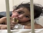 رضيع سوري.. قضت أسرته في الزلزال واستعاض بـ”موزة” (فيديو)