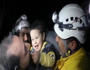 شاهد.. طفل سوري يخرج ضاحكاً من تحت الأنقاض ويداعب رجال الإنقاذ
