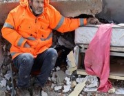 مصور الأب الممسك بيد طفلته المتوفاة تحت أنقاض الزلزال يروي تفاصيلها