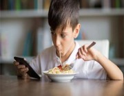 “الصحة” تحذر من تعويد الطفل على استخدام الجوال خلال تناول الطعام