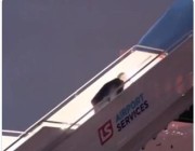 فيديو.. بايدن يتعثر على سلم الطائرة الرئاسية في وارسو ويجدد الجدل حول صحته