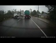 انحراف شاحنة عن الطريق بعد استخدام الفرامل في منحدر بأستراليا