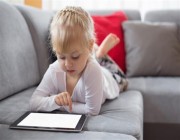 تحذير من خطورة الأجهزة الذكية على أدمغة الأطفال
