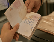 “جوازات مطار الملك خالد الدولي” تستقبل المسافرين بختم خاص بـ “ليب 23”