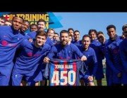 جوردي ألبا يحتفل بالمباراة رقم 450 مع برشلونة