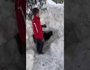 رجل يضطر لاستخدام نفق للدخول لمنزله المدفون في الثلج بكاليفورنيا