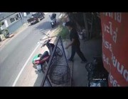 سيارة تصدم دراجة نارية متوقفة بالشارع ونجاة شخصين في تايلند