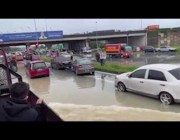 عشرات السيارات تغرق في مياه الفيضانات التي غمرت الشوارع بإندونيسيا