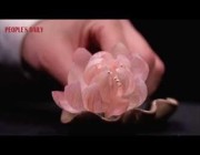 فنان صيني يصنع زهرة لوتس من قشور الثوم